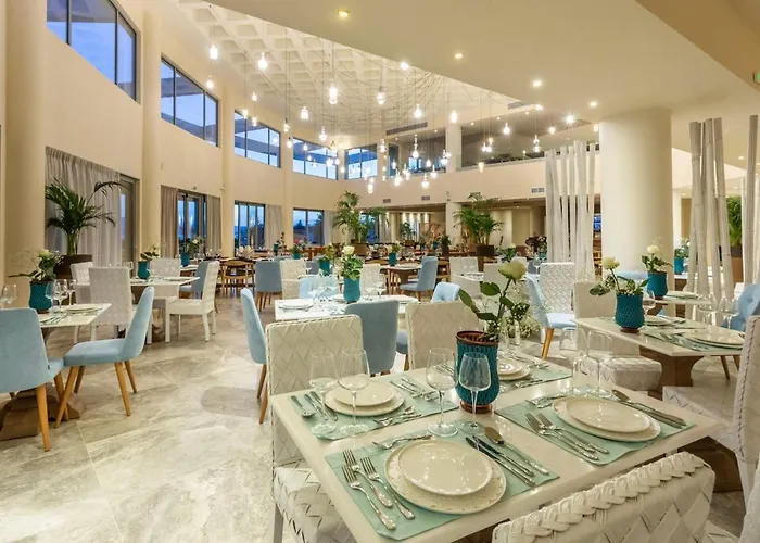 Elysian Luxury And كالاماتا